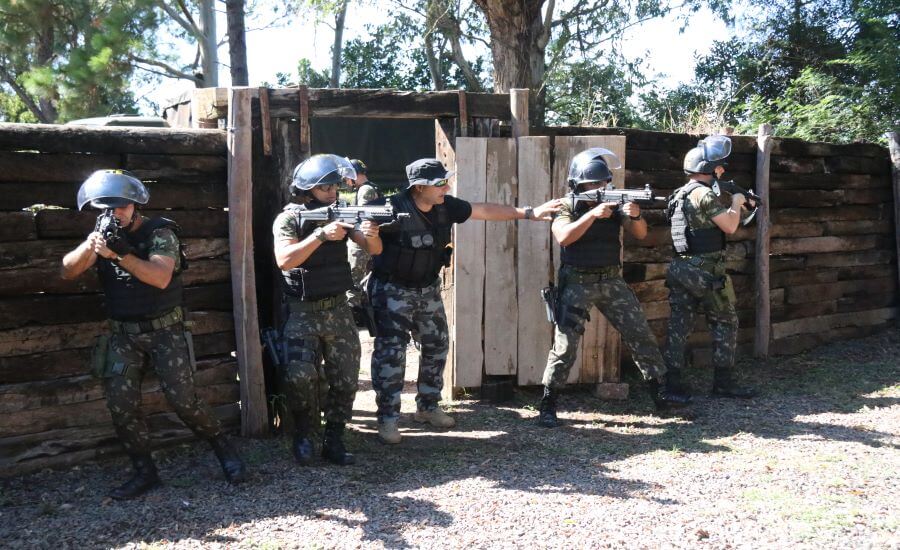 ENTENDENDO A DIFERENÇA ENTRE A TÉCNICA DO CQB MILITAR E O CQB POLICIAL