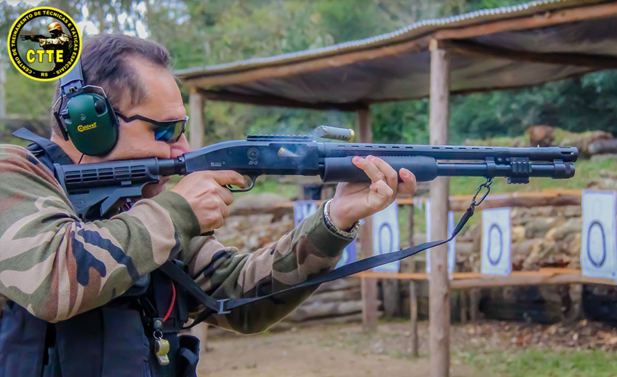 ENTRADA E CONFRONTO EM AMBIENTE FECHADO COM EMPREGO DE ARMA LONGA