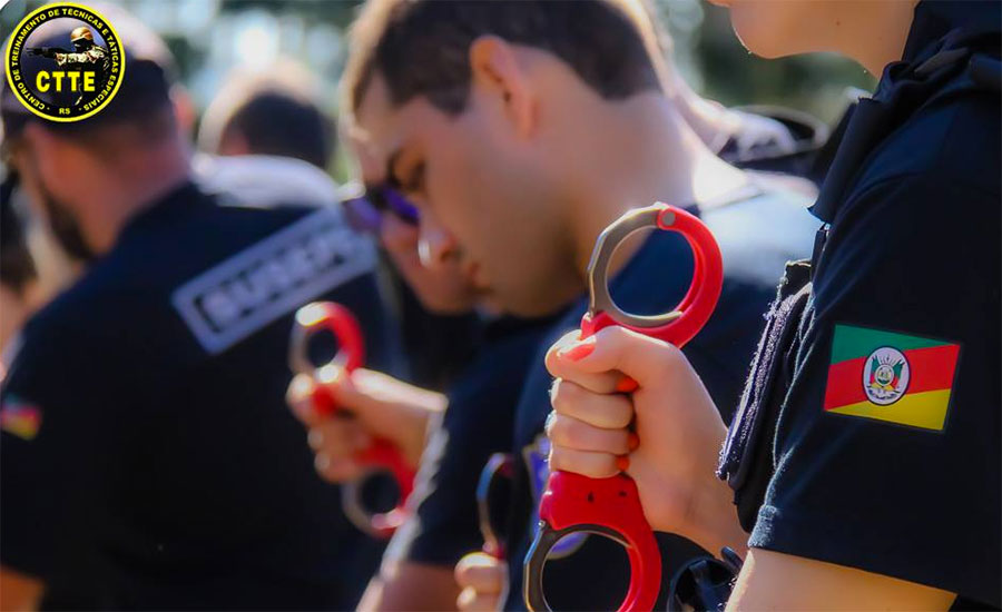 TÉCNICAS DE DEFESA E ATAQUE COM BASTÕES